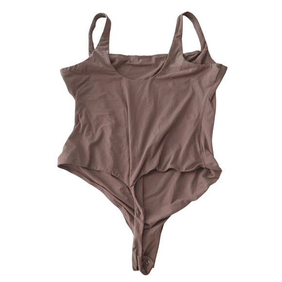 SKIMS Square Neck Thong Bodysuit - Picture 3 of 9